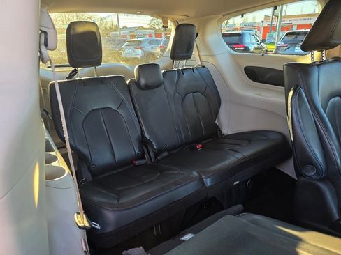 Used 2021 Chrysler Pacifica Touring-L image 25