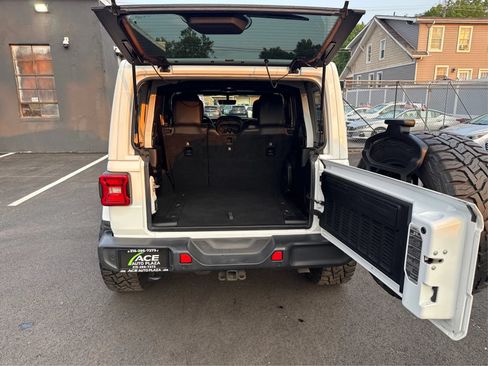 Used 2018 Jeep Wrangler Unlimited Sahara w/ Uconnect 4C Nav & Sound Group AWD/4WD image 13