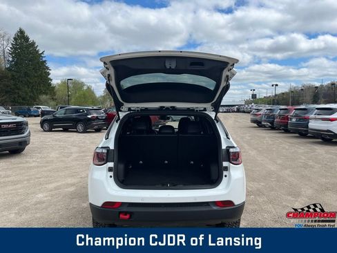 Used 2025 Jeep Compass Trailhawk AWD/4WD image 9