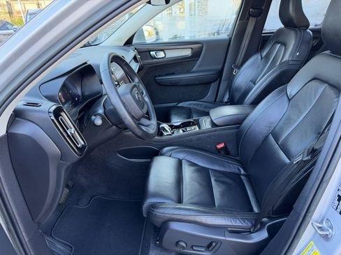 Used 2023 Volvo XC40 B5 Plus image 12