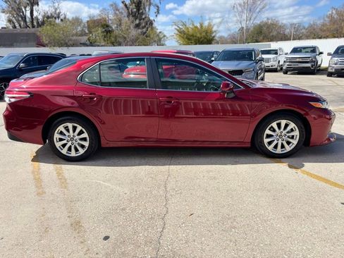 Used 2018 Toyota Camry LE image 6