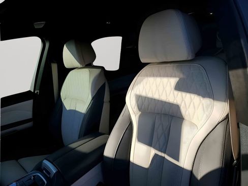 Used 2023 BMW X7 M60i w/ Executive Package image 31