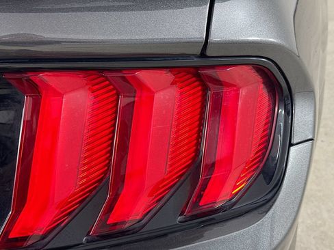 Used 2018 Ford Mustang Coupe RWD image 31