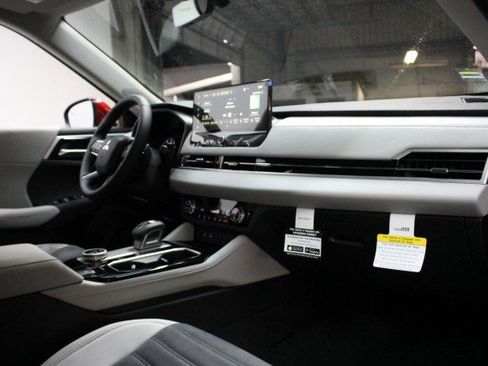 New 2025 Mitsubishi Outlander SE image 17