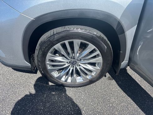 Used 2024 Toyota Highlander Platinum AWD/4WD image 25