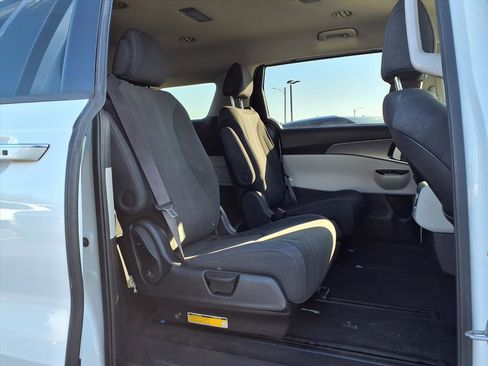 Used 2022 Kia Carnival LX image 23