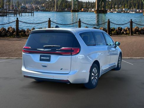 Used 2023 Chrysler Pacifica Limited w/ Uconnect Theater Family Group FWD image 9