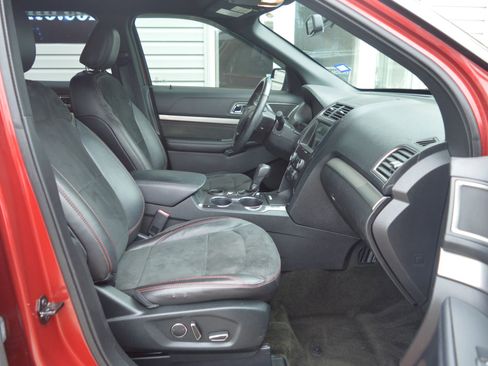 Used 2018 Ford Explorer XLT w/ Equipment Group 202A FWD image 19