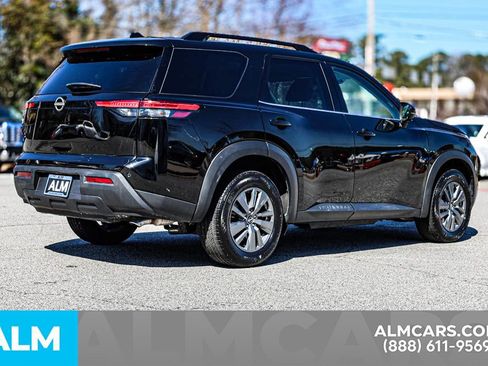 Used 2024 Nissan Pathfinder SV image 6