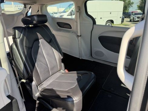 Used 2023 Chrysler Pacifica Touring-L FWD image 36