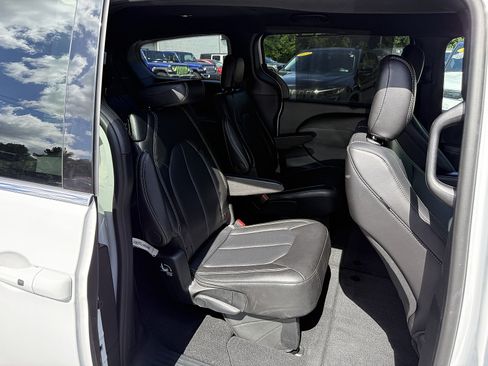 Used 2026 Chrysler Pacifica Select FWD image 14
