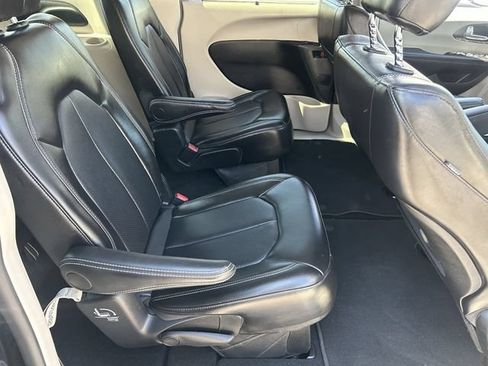 Used 2024 Chrysler Pacifica Touring-L FWD image 14
