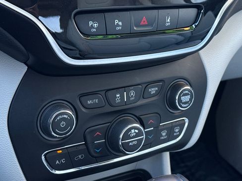 Used 2019 Jeep Cherokee Limited w/ Luxury Group AWD/4WD image 24