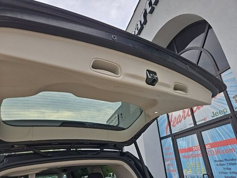 Used 2023 Chrysler Pacifica Touring-L FWD image 93