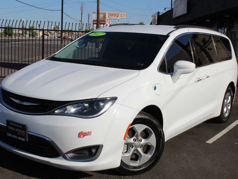 Used 2017 Chrysler Pacifica Premium image 3