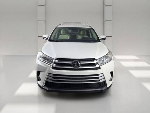 Used 2019 Toyota Highlander XLE FWD image 3