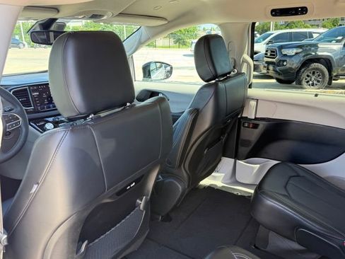 Used 2024 Chrysler Pacifica Touring-L FWD image 21
