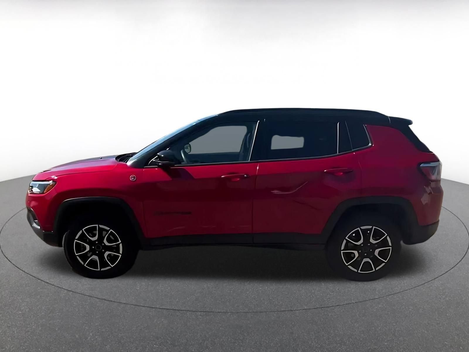 Used 2025 Jeep Compass Trailhawk AWD/4WD image 4