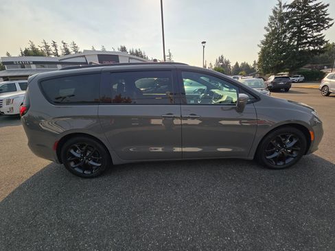 Used 2021 Chrysler Pacifica Touring w/ S Appearance Package FWD image 7