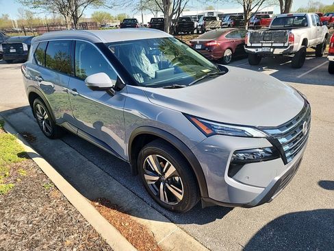 Used 2024 Nissan Rogue SL image 3