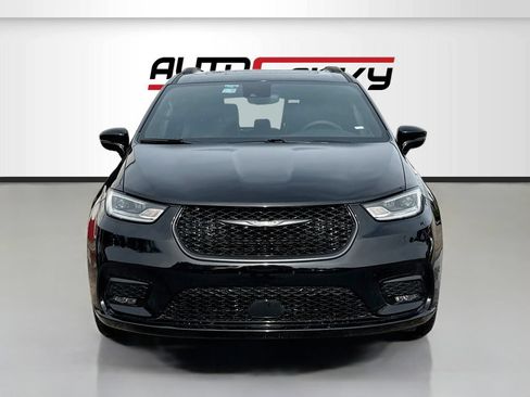 Used 2025 Chrysler Pacifica Limited FWD image 2