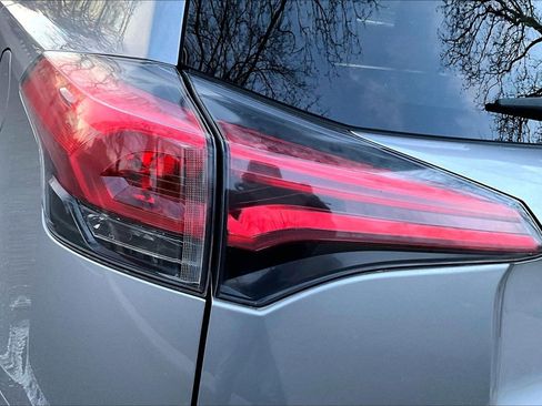 Used 2018 Toyota RAV4 XLE image 23