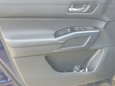 Used 2025 Nissan Pathfinder SL AWD/4WD image 21