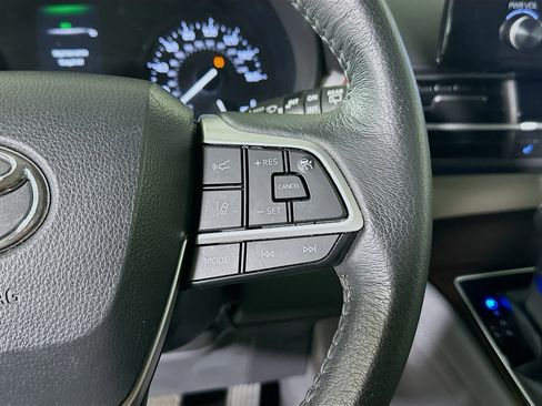 Used 2023 Toyota Sienna XLE image 17