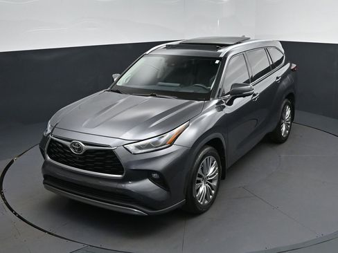 Used 2023 Toyota Highlander Platinum FWD image 31