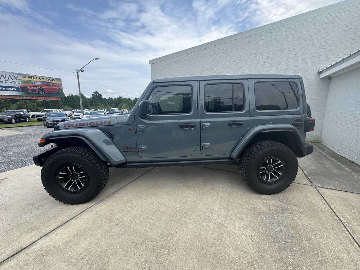 Used 2024 Jeep Wrangler Unlimited Rubicon AWD/4WD image 2