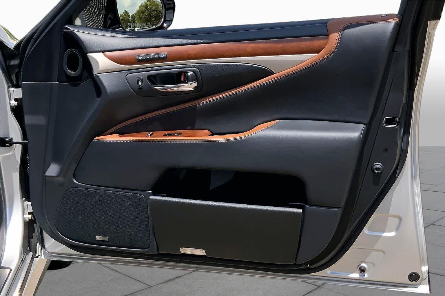 Used 2015 Lexus LS 460 w/ Comfort Package RWD image 23