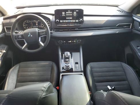 Used 2023 Mitsubishi Outlander SE image 15