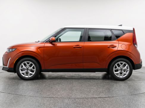 Used 2025 Kia Soul LX w/ LX Technology Package FWD image 5