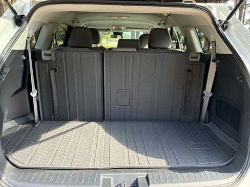 Used 2023 Toyota Highlander L FWD image 13