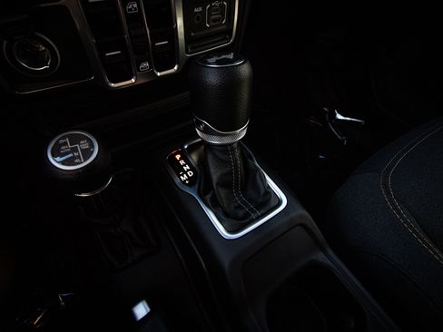 Used 2025 Jeep Wrangler Sahara image 23