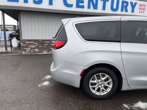 Used 2024 Chrysler Pacifica Touring-L FWD image 13
