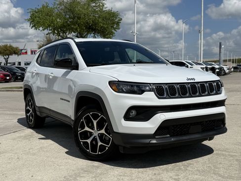 Used 2024 Jeep Compass Latitude image 2