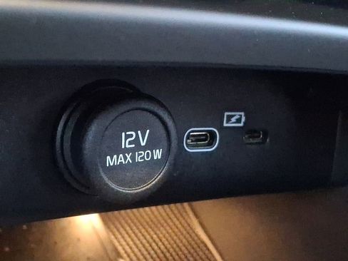 Used 2023 Volvo XC40 Recharge Ultimate image 20