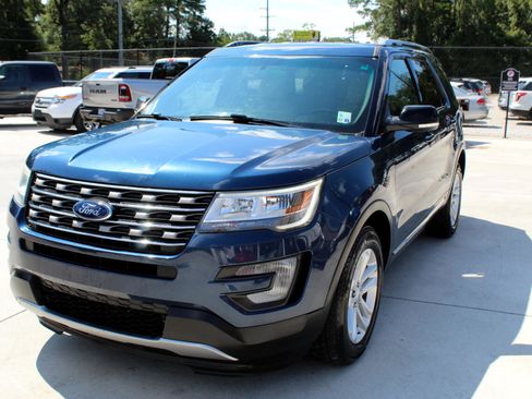 Used 2017 Ford Explorer XLT image 19