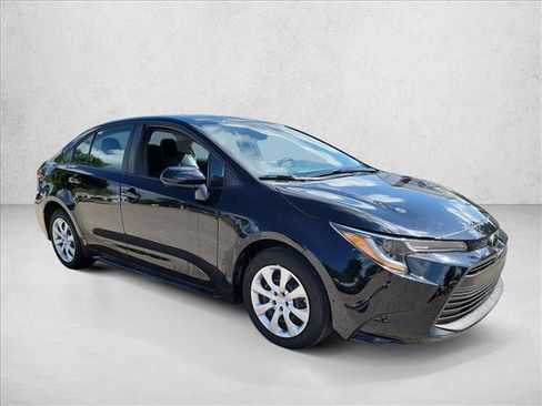 Used 2025 Toyota Corolla LE FWD image 3