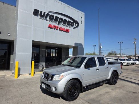 Used 2019 Nissan Frontier SV image 2