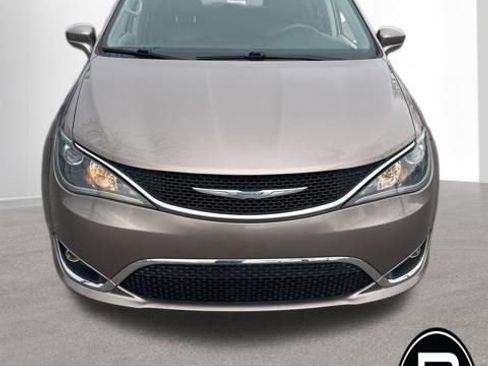 Used 2017 Chrysler Pacifica Touring-L Plus w/ Tire & Wheel Group image 10