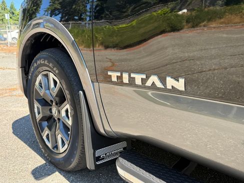 Used 2021 Nissan Titan Platinum Reserve w/ Moonroof Package RWD image 43