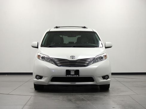 Used 2017 Toyota Sienna XLE image 9