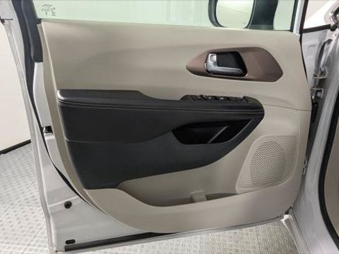 Used 2023 Chrysler Voyager LX FWD image 13