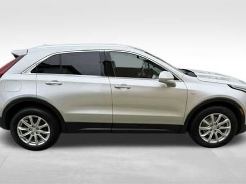 Used 2019 Cadillac XT4 Luxury w/ Cold Weather Package AWD/4WD image 4