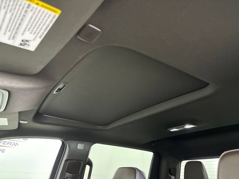 Used 2023 GMC Sierra 1500 Denali w/ Technology Package AWD/4WD image 10