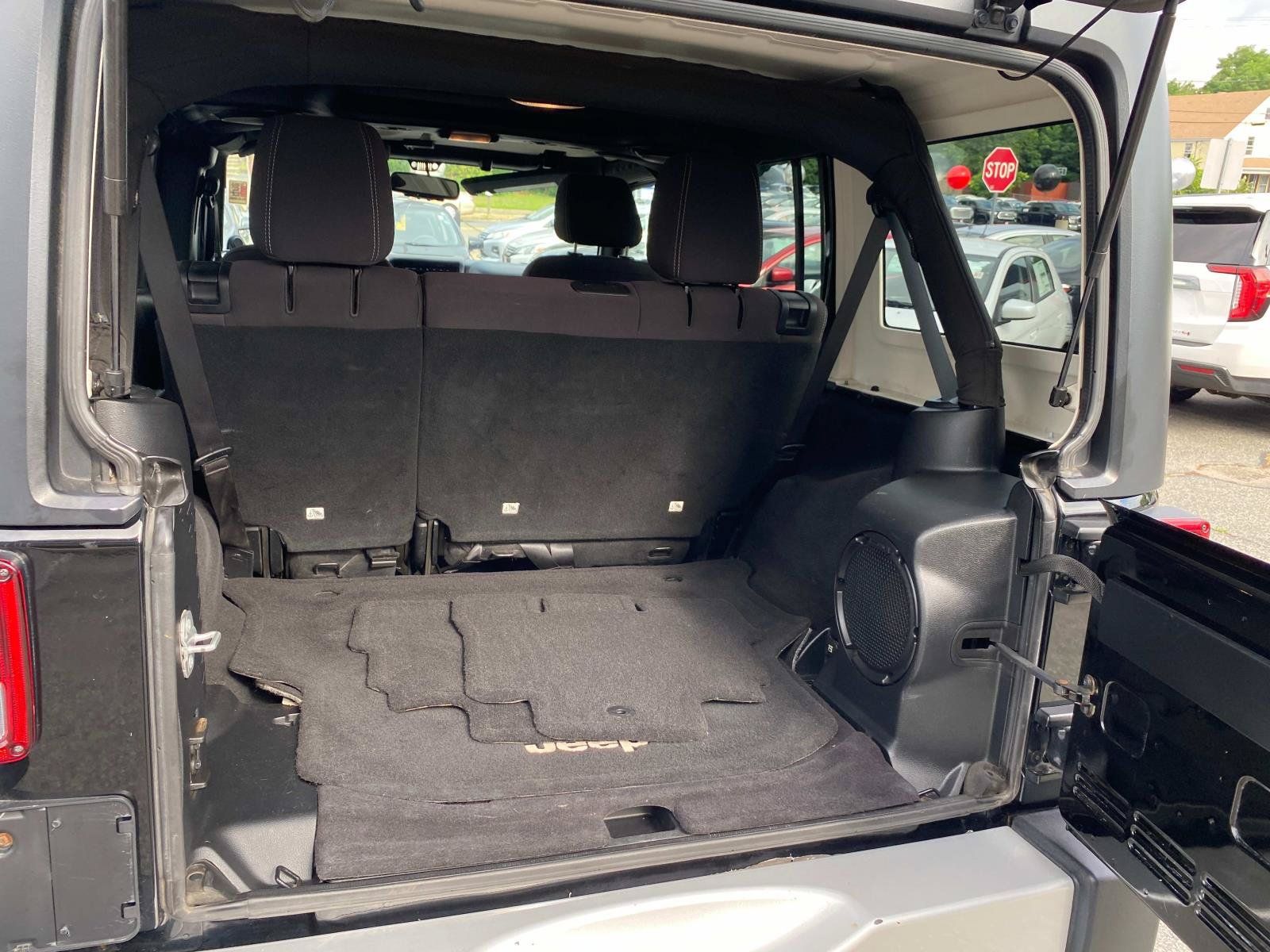 Used 2014 Jeep Wrangler Unlimited Sahara w/ Connectivity Group AWD/4WD image 5