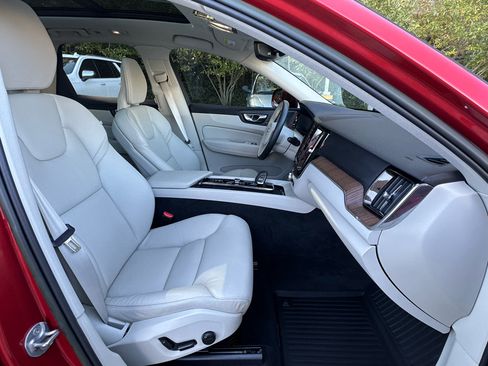 Used 2022 Volvo XC60 B5 Momentum w/ Advanced Package image 16