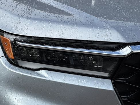 Certified 2025 Honda Pilot Touring image 11